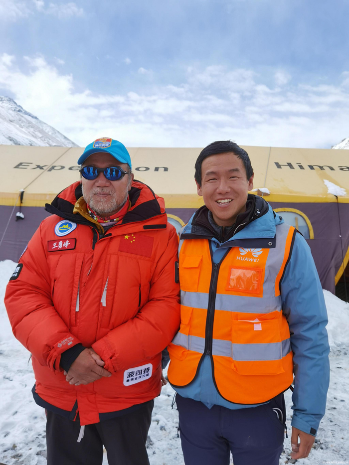 李作舟（右）与登山队总指挥王勇峰合影