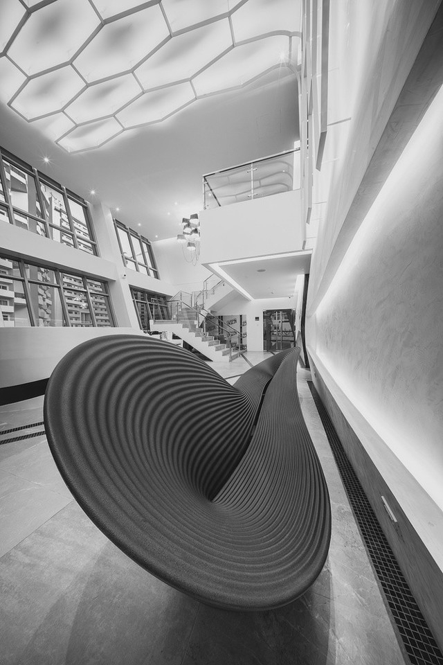 挤进墙壁和沙发之间约2英尺的缝隙里拍摄