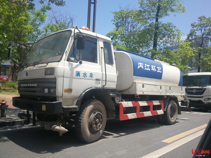 ↑内江没上号牌的环卫车 摄影 袁伟