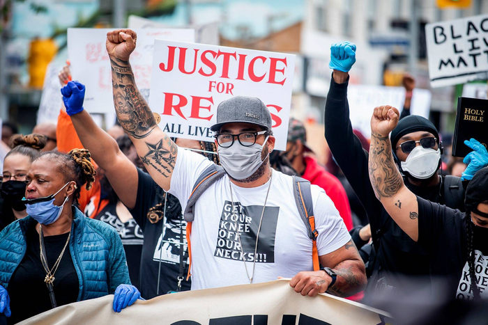 图为多伦多民众在5月31日的抗议中要求维护蕾吉斯获得司法公正