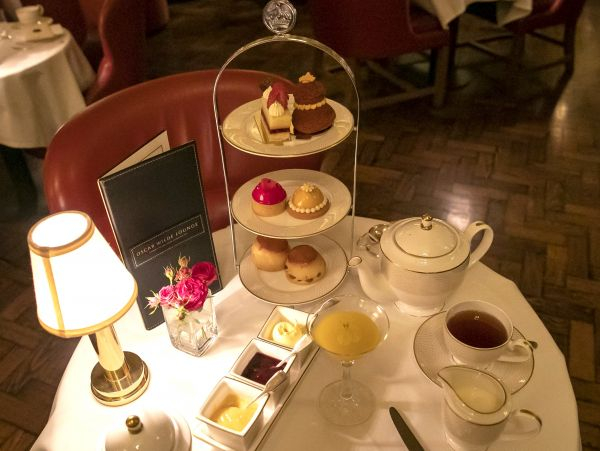 伦敦著名的奥斯卡·王尔德茶餐厅的英式下午茶（韩岩 摄）