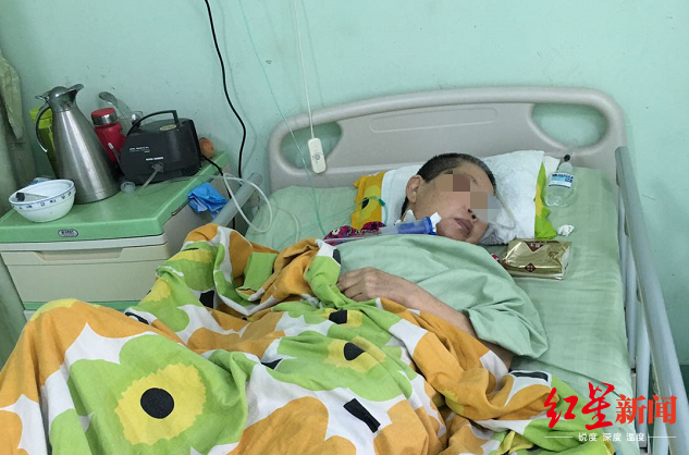 ↑蒋女士的母亲处于“植物人生存状态”，后续护理费用巨大 摄影 袁伟