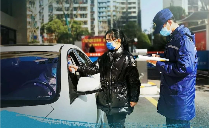 ▲ 疫情期间，物业为业主测温