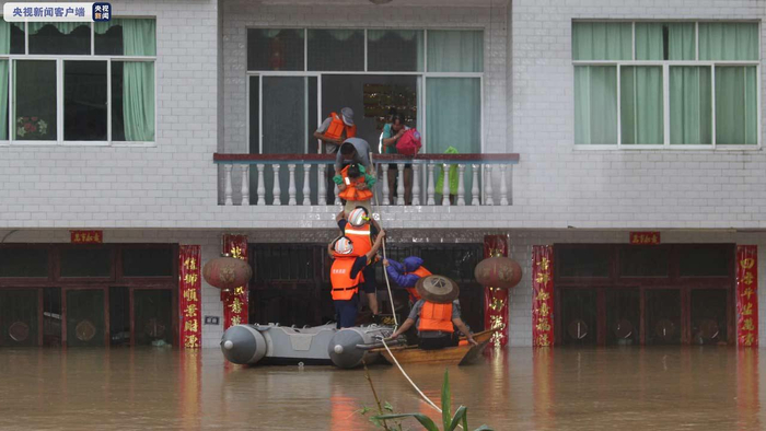  8日下午，黔东南州三穗县六洞河村因强降雨引发山洪，一房屋被淹，有5人被困，其中包含1名老人、3名小孩。消防到达现场后发现，这5人还被困在房屋二楼，情绪十分不稳定。根据现场情况，消防立即组成3人突击组，将安全绳固定在房屋二楼的护栏上作为牵引支点，再利用橡皮艇前往被困地点，分批次进行救援。经过近1小时紧张有序的救援，5名被困群众成功转移至安全区域。