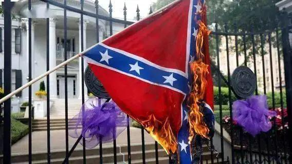 密西西比州抗议者在州长官邸前点燃南方邦联旗帜（图源：美联社）