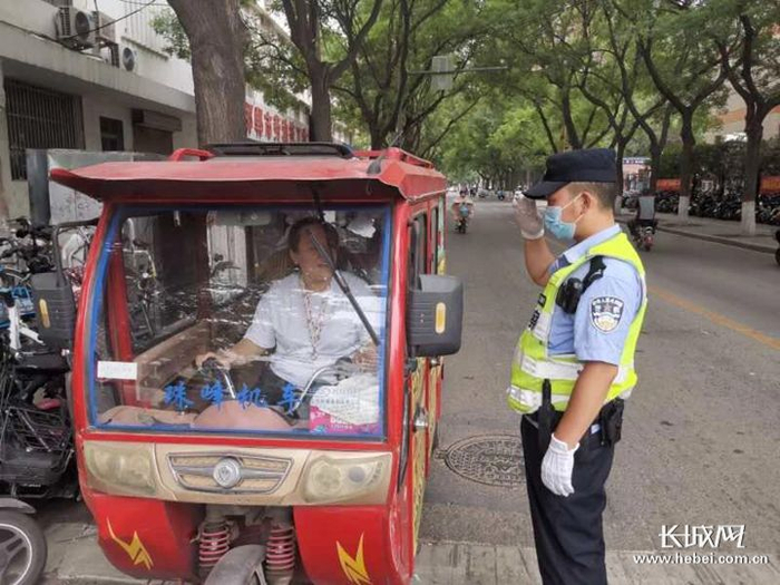 邯郸交警查处一辆违法行驶的老年代步车