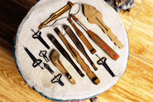 各式各样的口弦。图/中国民族报