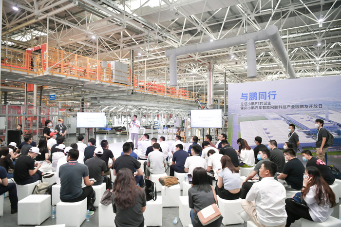 小鹏汽车副总裁兼工厂负责人蒋平主持肇庆工厂分享沙龙；图片来源：小鹏汽车