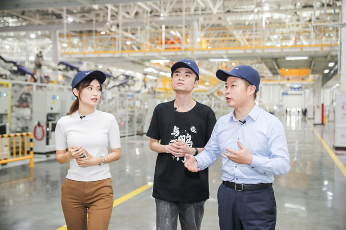 小鹏汽车CEO何小鹏带领“鹏友”参观肇庆工厂；图片来源：小鹏汽车