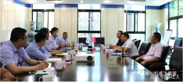 ▲图：严鉴铂与杭州萧山曙光机械厂在秦川集团座谈