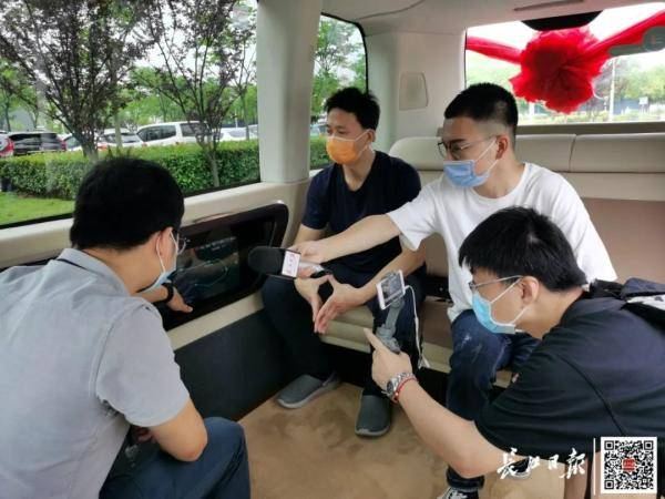 本报记者在车内体验采访。记者高勇 摄