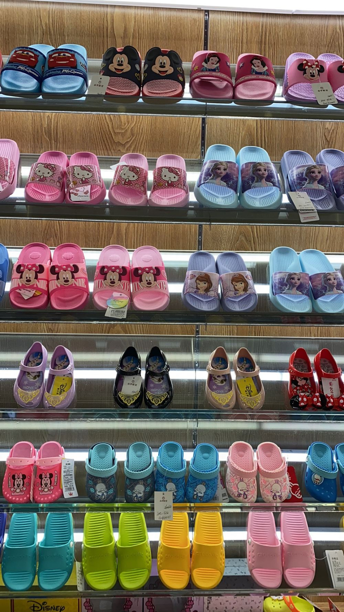 公平鞋业在售拖鞋鞋款 | 图片来自：公平鞋业