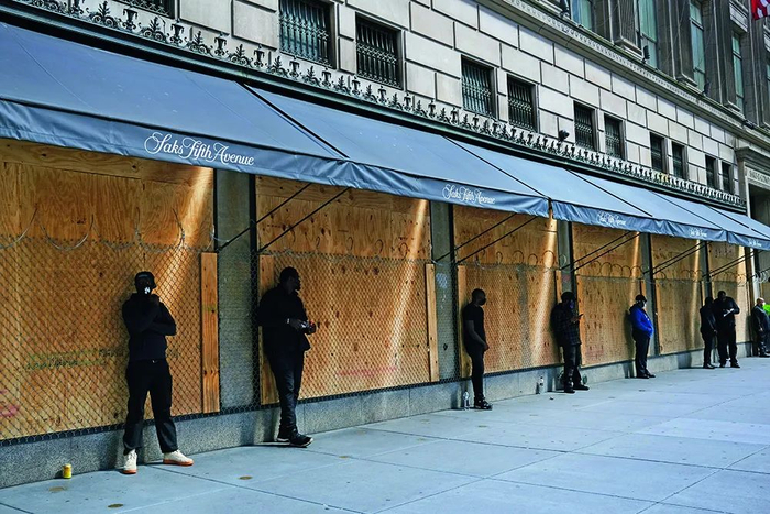 6月7日，在美国纽约第五大道，许多警卫在萨克斯第五大道百货商店外看守，防止店面在抗议活动中被损坏。