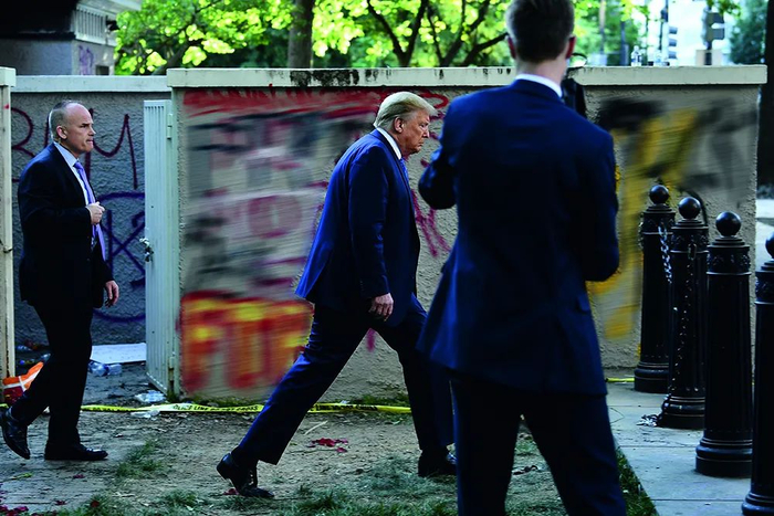 6月1日，在首都华盛顿，美国总统特朗普从圣约翰教堂步行穿过拉菲特公园返回白宫。