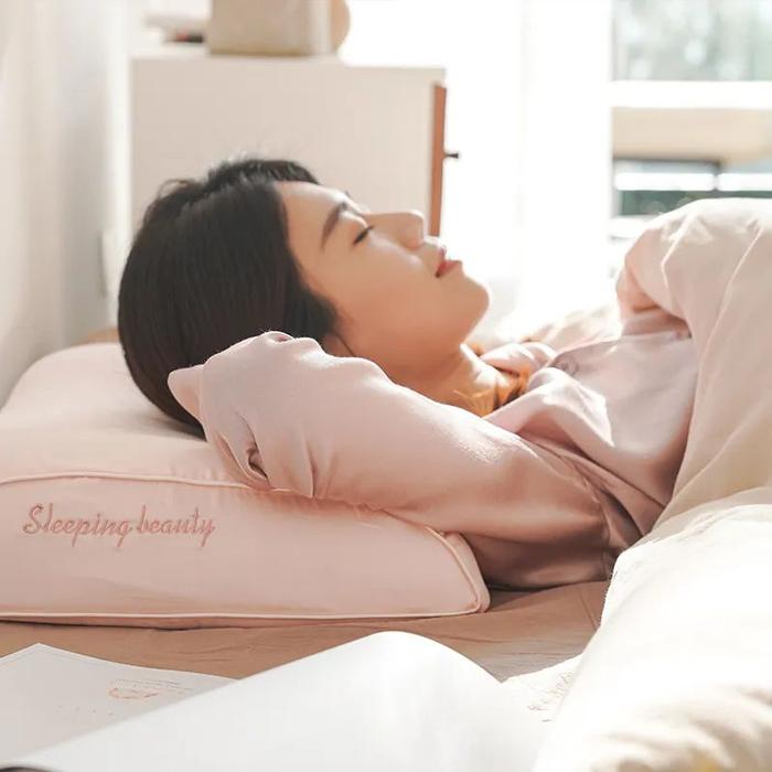 广告）好眠离不开好枕头，这只会“美容”的枕头，睡出颈椎健康睡出美_ 