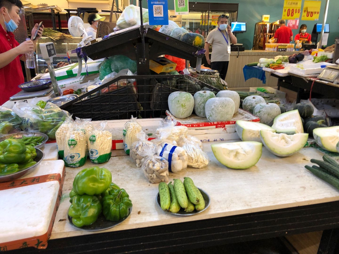 菜市场绿叶蔬菜卖完后空荡的摊位