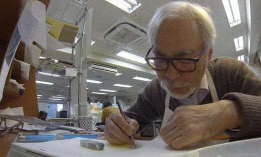  大多数日本专业画师习惯用传统方式作画。图为工作中的日本漫画家宫崎骏 图据网络