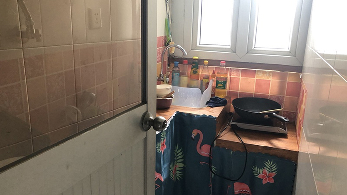 王先生一家人居住在不到50平米的房子里，图为紧凑的厨房。 业主供图