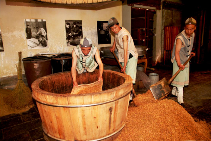 （酿酒师傅正在装甑）