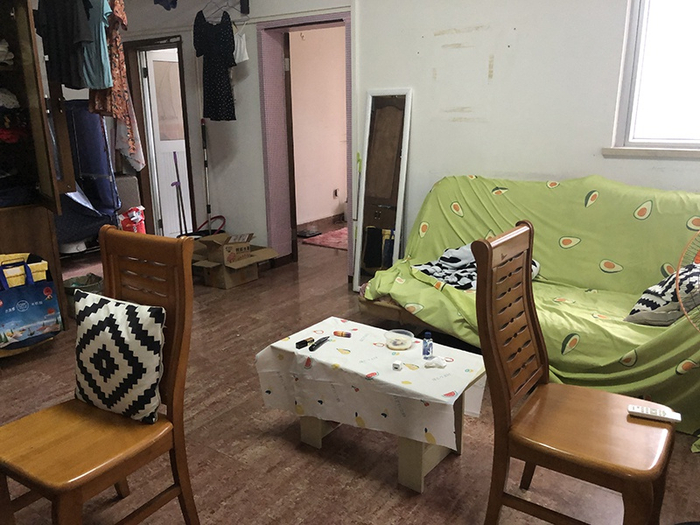 没有阳台，王先生家在客厅晾衣服。 业主供图