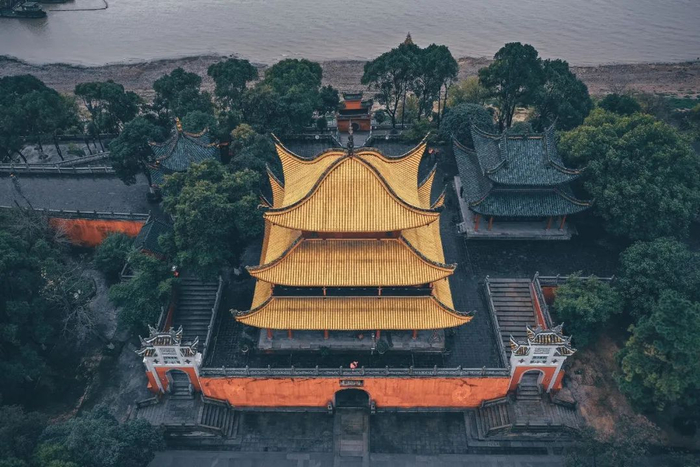 ▲ 雨中的岳阳楼，所谓“淫雨霏霏，连月不开。阴风怒号，浊浪排空”。 摄影/李琼