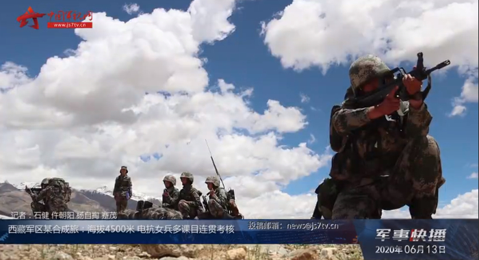 电抗女兵还使用多种语言，对敌模拟战场喊话