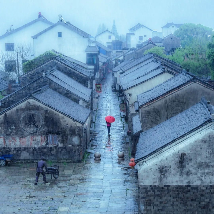 ▲ 绵绵细雨带来湿润的乡愁，摄于南京高淳漆桥老街。 摄影/何小清