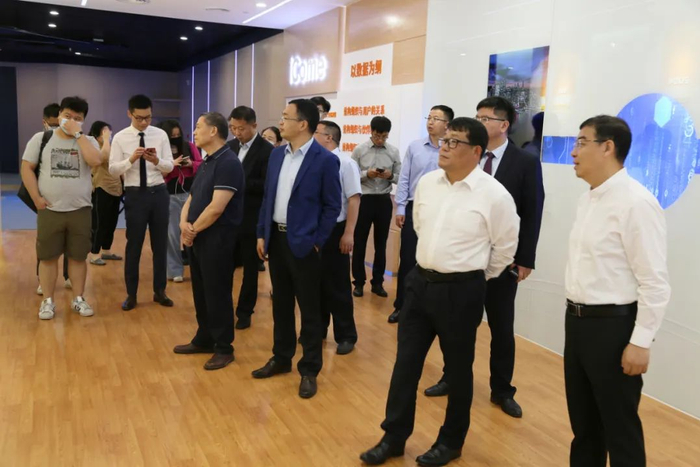 图：吉利商用车与新奥股份领导一行参观