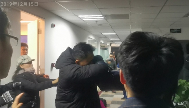 去年12月中旬的追索行动中，两方发生正面冲突&nbsp;&nbsp;每经记者 李少婷 摄