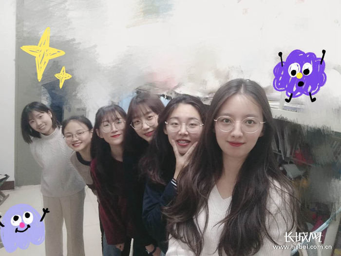 河北大学新闻传播学院2016级新闻2班326宿舍的6位女生。朱子芸/供图
