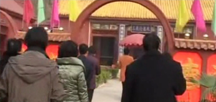 ▲大批信徒前往“德福观”