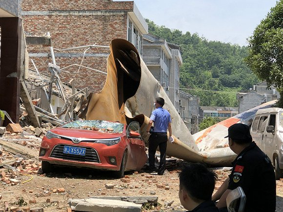 警方在现场勘查。摄影：杨舒鸿吉