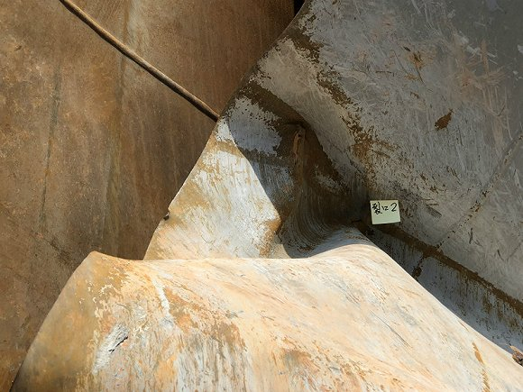 调查组在罐体上发现的不明原因裂口。摄影：杨舒鸿吉