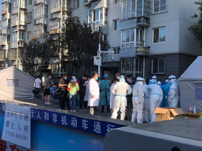 新发地附近的小区正在小区内组织居民进行核酸检测。图/冯超