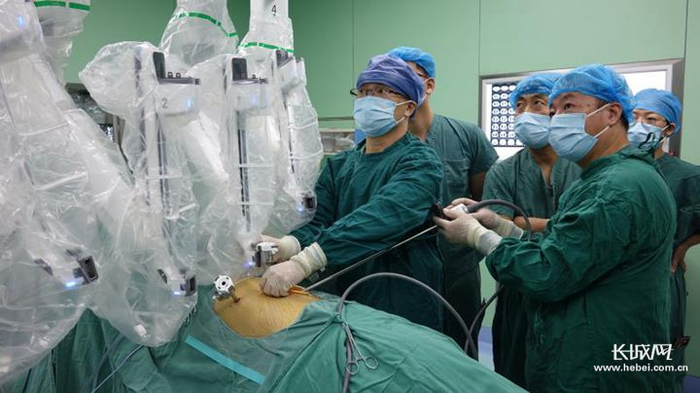 河北省胸科医院手术机器人工作中。