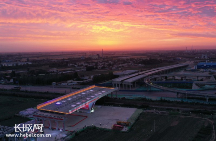 邢台市绕城上跨京广铁路转体桥成功实现空中转体。陈雷 供图