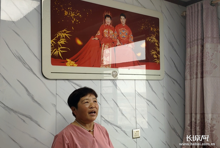 　拍婚纱照纪念搬进新房的王爱平。 郑建卫 摄