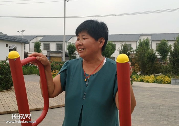 　　郭青梅搬到贺祥社区后再也不用怕下雨被淹了。 郑建卫 摄