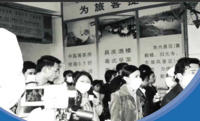 图｜身穿白色防疫服的工作人员