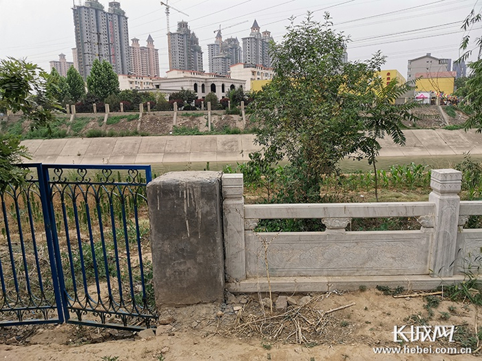 在石津灌渠河道的南北两侧也有高约80厘米的围挡。长城新媒体记者 周亚彬 摄