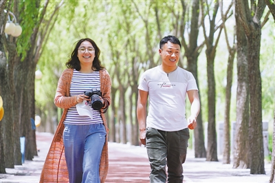 绿荫丛中步道深