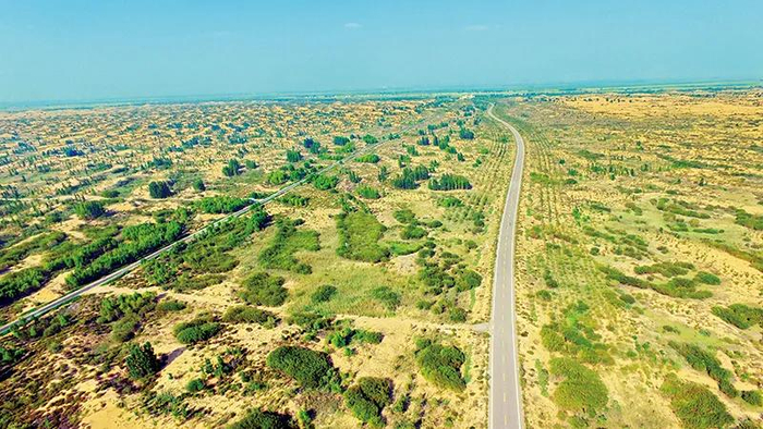 △ 内蒙古库布其沙漠穿沙公路绿化