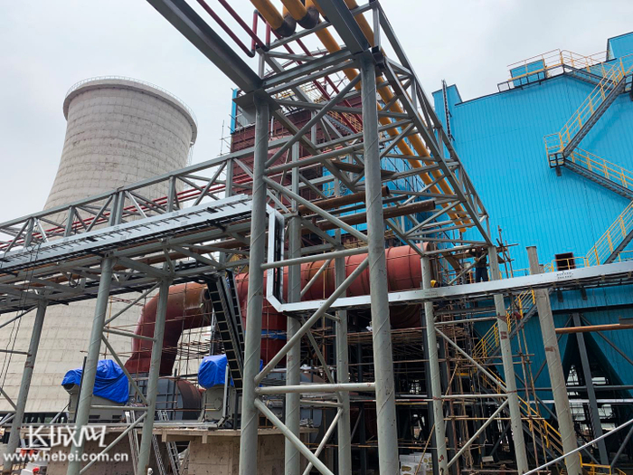 河北迎新集团浮法玻璃有限公司优质浮法玻璃生产线项目现场。 记者 胥文燕 摄