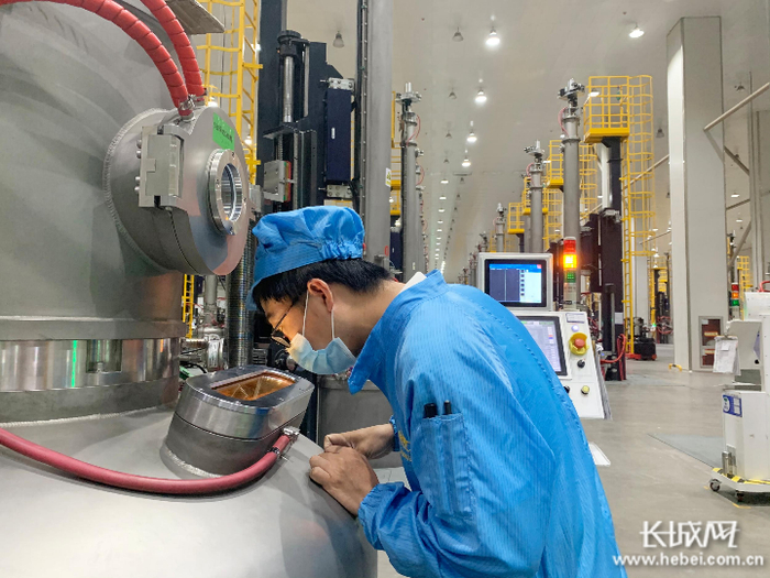 邢台晶龙新能源有限责任公司一期项目工作车间内生产场景。 记者 齐彦红 摄 