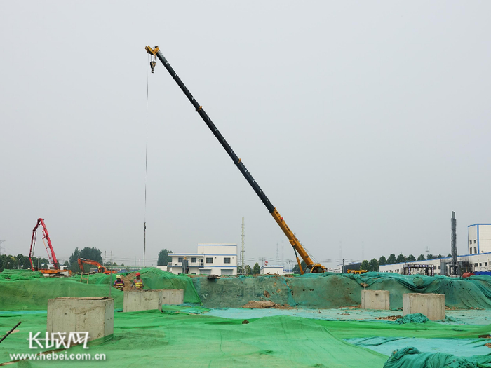 邢台晶龙新能源有限责任公司年产12000吨单晶硅棒项目施工现场。 记者 齐彦红 摄