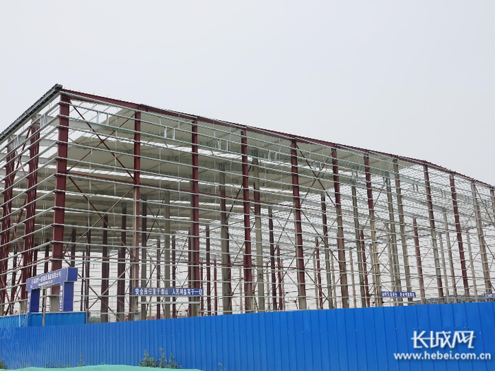 河北冀中新材料有限公司年产20万吨玻璃纤维池窑拉丝生产项目现场。 记者 齐彦红 摄