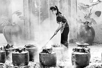  广西柳州年轻的手艺人展示客家娘酒酿造技艺。新华社发