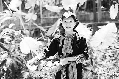  海南琼海举办主题为“玩转苗寨感受非遗”的非遗展示活动，图为当地苗家姑娘为客人送来粽子。新华社发