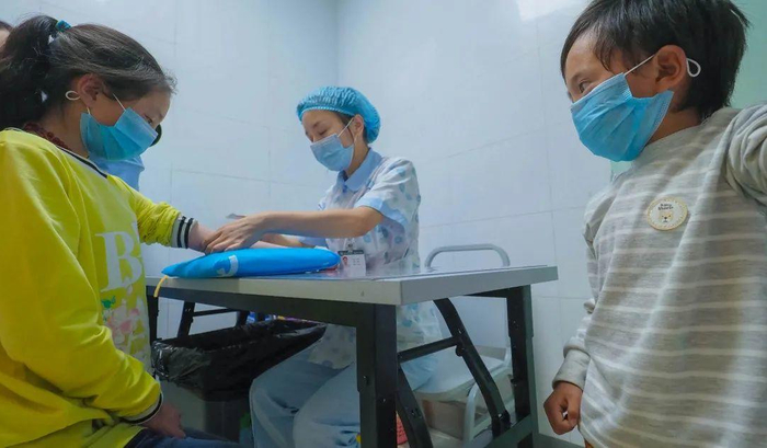  ▲姐姐和弟弟相互看着对方抽血