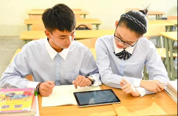 同时，讯飞智能学习机智能作文批改和智能口语学习采用中高考同源评测技术，学生在家就可以模拟考场，跟着标准学习更高效。